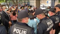 Polis söyüş söyür, vətəndaşı təhqir edir, çılpaq evindən aparır...